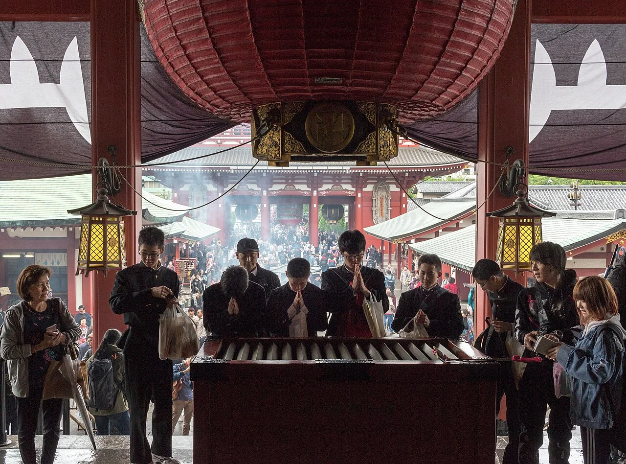 Large lantern and visitors at Sensō-ji in Asakusa