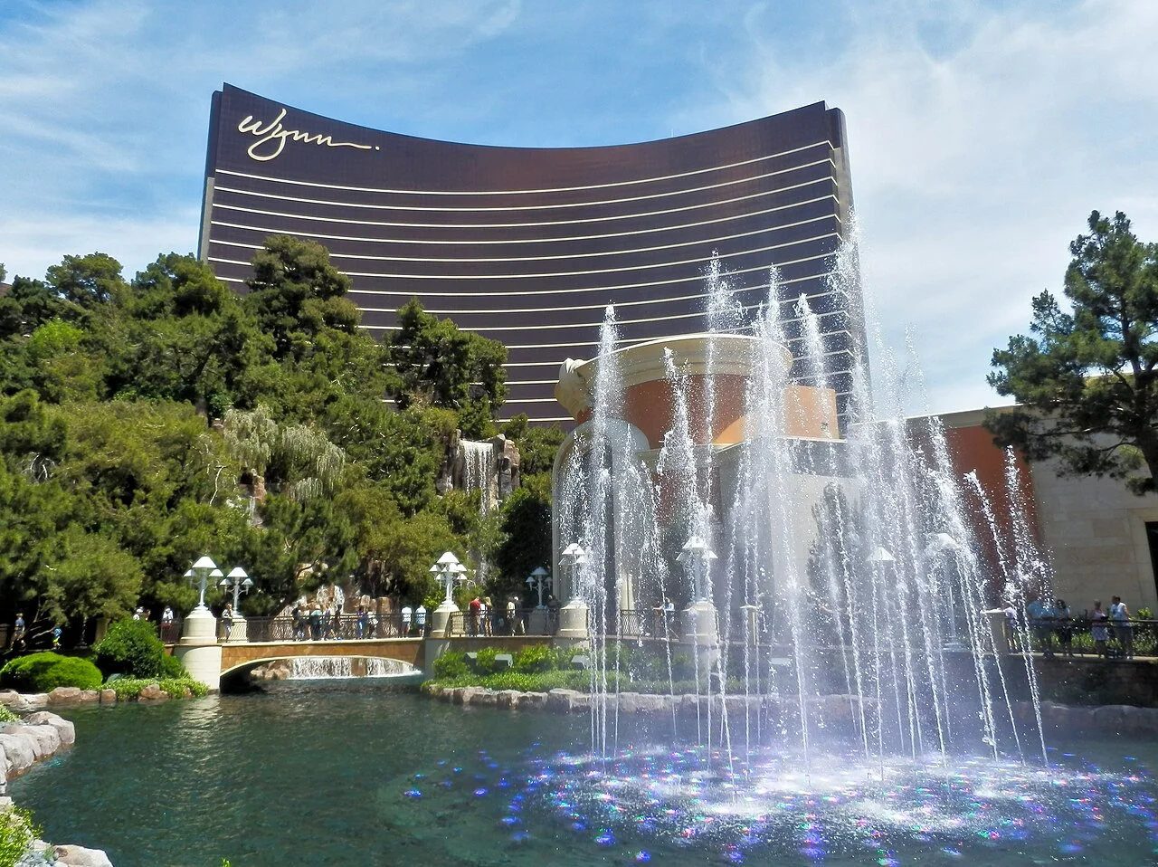 Wynn Las Vegas exterior and landscaped fountain